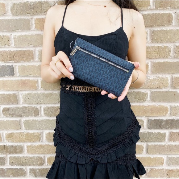 GabyBags👜💕-NWT Michael Kors Trifold Wallet - Picture 2 of 3